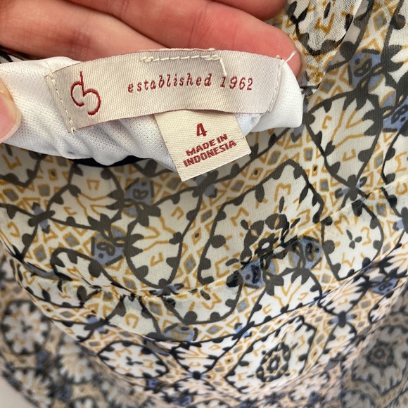 Flowy Medallion Dress - Picture 5 of 6